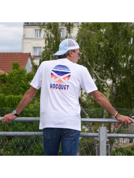 Unisex T-shirt "Night" van wit biologisch katoen met retro hockey DTF-print op de rug – relaxed fit van Hocquet Unisex T-shirt "Night" van wit biologisch katoen met retro hockey DTF-print op de rug – relaxed fit van Hocquet