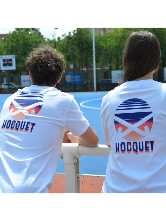 Unisex T-shirt "Night" van wit biologisch katoen met retro hockey DTF-print op de rug – relaxed fit van Hocquet Unisex T-shirt "Night" van wit biologisch katoen met retro hockey DTF-print op de rug – relaxed fit van Hocquet