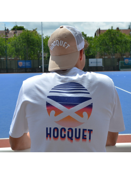 Unisex T-shirt "Night" van wit biologisch katoen met retro hockey DTF-print op de rug – relaxed fit van Hocquet Unisex T-shirt "Night" van wit biologisch katoen met retro hockey DTF-print op de rug – relaxed fit van Hocquet