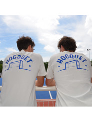 Cremefarbenes HOCQUET-T-Shirt mit großem Hockeytor-Motiv auf dem Rücken.