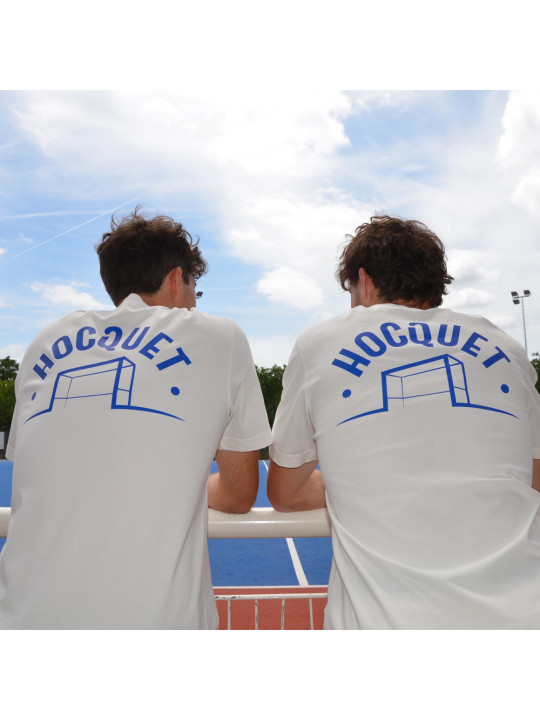 Cremefarbenes HOCQUET-T-Shirt mit großem Hockeytor-Motiv auf dem Rücken.