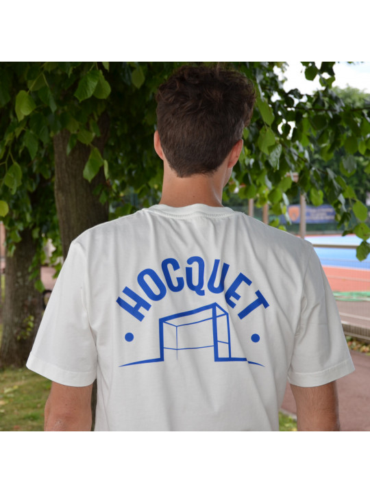 Cremefarbenes HOCQUET-T-Shirt mit großem Hockeytor-Motiv auf dem Rücken.
