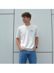 Cremefarbenes Bio-Baumwoll-T-Shirt von HOCQUET mit kleinem Hockeytor-Logo auf der Brust.